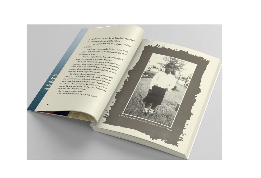 Página do livro O Sonho Não Acabou com foto de infância de Tiago Rocha, legendada Antes do endereço do sonho, antes da ponte, 1998