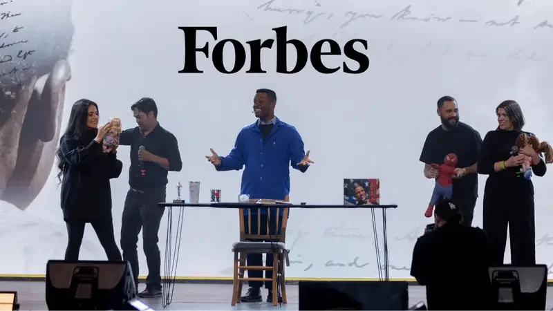 Tiago Rocha no palco com destaque da Forbes Brasil